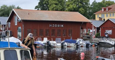 Hjosik-butiken fotad från hamnen.